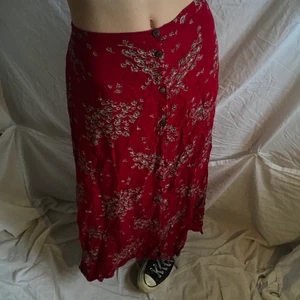 Lågmidjad blommig kjol - Bohemisk röd kjol med blommönster💚 ingen storlek finns men uppskattas till S-M. Har elastisk midja så passar många. Kan både bäras lågmidjad som på bild och högmidjad 💚 är 163 för referens 
