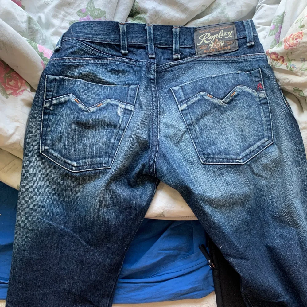Snygga i bra skick bara lite klippta längst ner👍. Jeans & Byxor.