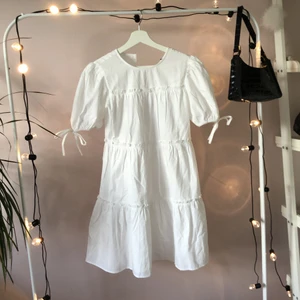 Klänning - Jag säljer min fina klänning från Asos som ej är använd, st 36, ( prislappen är kvar)Skriv till mig om du är intresserad så pratar vi om ett pris tillsammans.Jag säljer den för att jag tog fel storlek✨