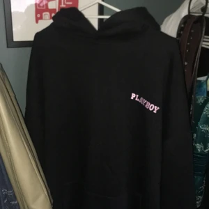 Playboy Hoodie - Populär playboyhoodie från Missguided! Nyskick, storleken är svår att säga men passar de flesta! Oversized i modellen :)