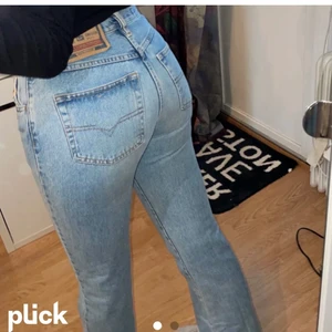 LOW RISE DIESEL JEANS🔥 - Jättefina vintage Diesel jeans som jag köpte på Depop men tyvärr inte passar. Jag på bilden är 175cm lång. Först till kvarn! vill bli av med de snabbt ! Midjemåttet är 70-72cm 
