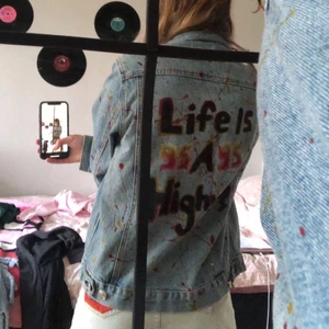 Jeansjacka med tryck - Säljer nu min tuffa oversize jeansjacka med blixten mcqueen tryck på ryggen❤️🧡💛 säljer denna för den knappast används men synd för jag tycker den är sååå tuff!! Skriv om ni har några frågor eller vill ha mer bilder eller vill köpa direkt!
