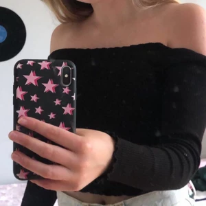 Svart off shoulder topp - Nu säljer jag en svart off shoulder topp från Gina som jag tyvärr inte använder längre så hör av dig om du har några frågor eller om du vill köpa den här fina toppen!💗