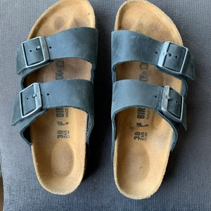 Birkenstock WMN Arizona Oiled Leather - Nu säljer jag mina Birkenstock i äkta läder eftersom dem tyvärr aldrig kommer till användning. De är inköpta förra sommaren på Vallgatan 12 för 1150 kr. De är använda max 5 gånger. Säljer till såpass lågt pris pga har inte skokartongen kvar.
