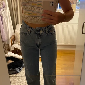 jeans - Raka Jeans från Stradivarius i fint skick! Sitter jättebra men tyvärr försmå för mig. (Jag är 173 cm)