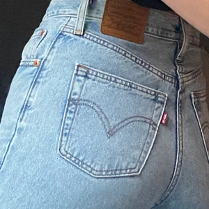 Vida Levis jeans strl 26 - Jeansen är perfekta för dig som älskar raka ben! Har själv använt dom typ 2 gånger och de är nu för små!