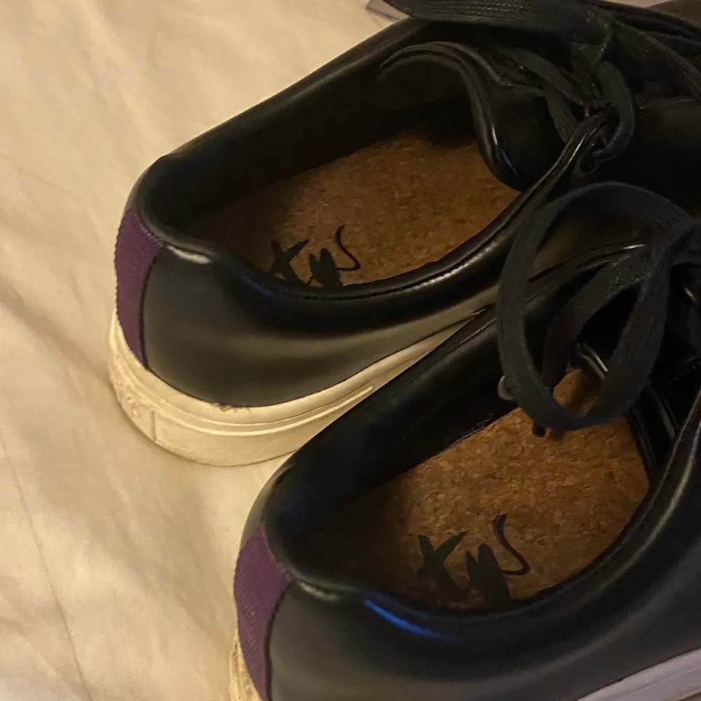 Köpte dom för ungefär 1 år sedan och använt dom 1 gång. De är i bra skick men lite smutsiga på det vita som är runt skon. Ordinarie pris på skorna är 1800. Skor.