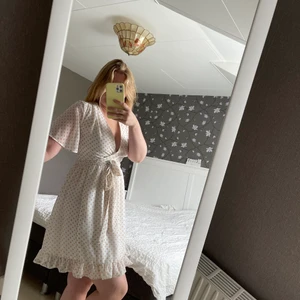 Klänning  - Supersöt sommarklänning från NAKD som bara använts en gång❤️ nypris 400 säljer för 200. Kan mötas upp i centrala Jönköping eller skicka vi post (då står köparen för frakt) 