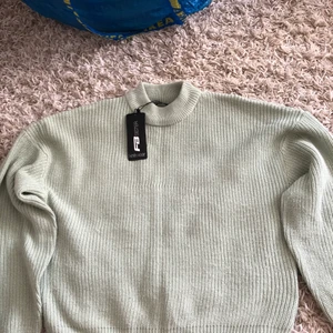 Mint grön stickad tröja i storlek s - Helt oandvänd stickad tröja