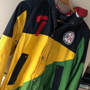 Ralph Lauren Jacka - Polo by Ralph Lauren . Dragkedja och knappar. Strl medium, innerfickor på båda sidor och man syns på långt håll 😉. Jätte skön nu till kvällarna 😊😊 köparen betalar frakten om vi inte möts i Stockholm.