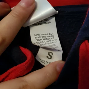 Mario hoodie i storlek S. - Blå/röd Mario hoodie. Inga fel. Använd 1 gång. 