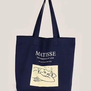 Tygväska - Jag döööör😍😍😍 Svart tygväska med långa handtag & fungerar perfekt som skolväska. En tygväska för 150kr FRI FRAKT❤️