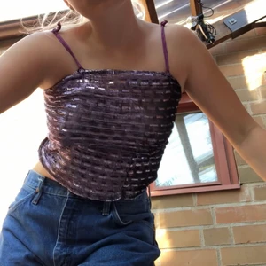 Vintage linne  - Linne köpt second hand för några månader sen men tyvärr inte kommit till användning. Fint skick och skulle passa jättebra till typ fest, tror det passar bäst på ngn i storlek s. Jeansen är också till salu på min sida!