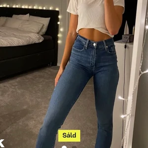 Levis - Skit snygga Levis jeans, 724 high raise straight💗💗 tajtare runt rumpan och raka vid vaderna vilket ger en fin form!!🥰.        I bra skick, ord pris 1119💗