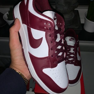 Nike Dunk Low ”Bordeaux” 🍇 - Nike Dunk Low ”Bordeaux” 🍇  Storlek:  -39  Flera storlekar går att ordna. 