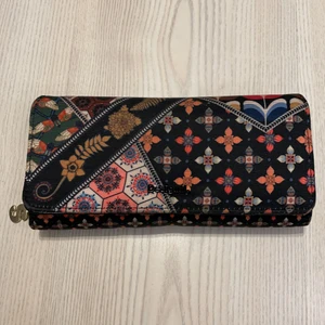 Desigual Plånbok  - Fin som ny,många fack,inte använd.