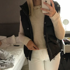 Tröja  - Stickad tröja som e lite längre där bak