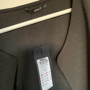 Kofta - Svart kofta från Vero Moda i stl M. Aldrig använd då prislappen sitter kvar🌸 Köparen står för frakt