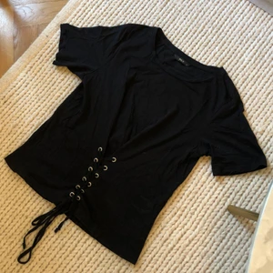 T-shirt med knytdetalj - Från Vero Moda, storlek S 🥰 Använd endast ett fåtal gånger, i skick som ny! Säljes då den inte kommer till användning längre tyvärr. 