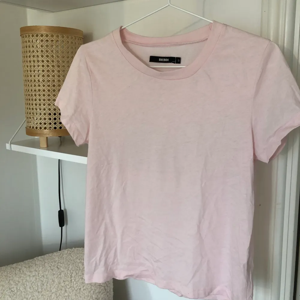 En så gullig ljusrosa t-shirt i storlek S från bikbok. Endast använd ett fåtal gånger och är i fint skick!. T-shirts.