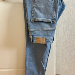 Gina Tricot jeans XS - Gina Tricot Jeans - ljus blå (aning ljusare än på bild) Rak modell, tight uppifrån och lite mer rakare nedifrån! Super snygga, glömt vad modellen heter. I jätte fint skick, inget att anmärka på.   