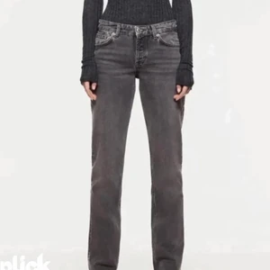 Grå zara jeans - De eftertraktade lågmidjade zara jeansen. I bra skick. Buda❤️köp direkt för 800