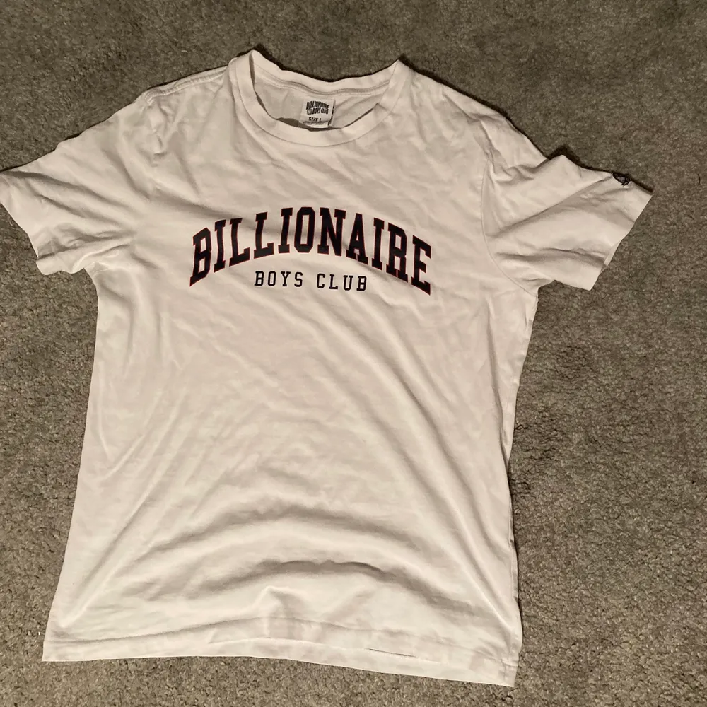 En vit t-shirt från billionaire boys club i storlek L, den passar även M och till och med S. Den är i nyskick och knappt använd, hör gärna av er, pris kan diskuteras.. T-shirts.