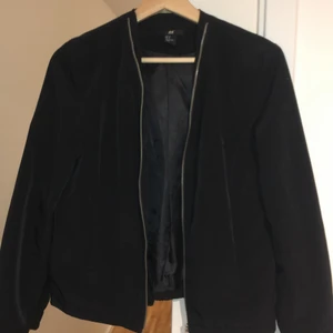 Svart hm kofta/ tunnjacka - En ganska kort svart hm jacka i stl 38 men skulle säga 36 ,den är i väldigt bra skick och matchar nästan allt , säljer pågrund av att den inte riktigt är min stil x priset kan diskuteras , skicka gärna frågor , vill få den såld