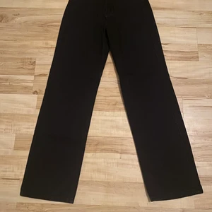 Svarta vida Jens från NA-KD, oanvända!! - Fina men för små och gick ej att lämna tbx. Aldrig använda bara testade, ny pris 799, mitt pris 200