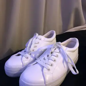 Jätte snygga vita skor i storelek 38. Otroligt sköna och passar till vilken klädstil som helst! :)