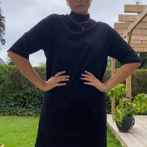 Svart klänning  - Svart supersnygg och bekväm klänning från HM. Använt 1-2 gånger så skicket är som nytt. Storleken är M men funkar om man är S-L. XS funkar också men då blir den mer oversized. 100 kr exklusive frakt!  