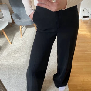 Svarta byxor - Säljer dessa kostymbyxaktiga byxorna som är vida och högmidjade! Skitsnygga, i storlek 36 från Carin Wester! Använda ett fåtal gånger, köparen står för frakten!❤️‍🔥