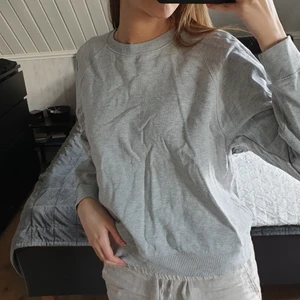 Grå sweatshirt - Använt den en hel del och det syns, men så blir väl de flesta plaggen efter ett tag. Jag tycker den är fin ändå🤍 +79 i frakt 