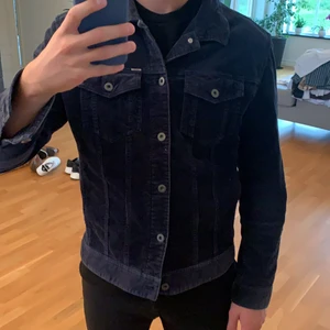 Blå manchesterjacka, L - Mörkblå manchesterjacka från Zara inför hösten! 
