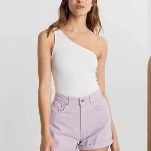 One soulder  - Fin topp använt den några gånger men hittar ingen användning av den längre super fint skick <3 kan skicka fler bilder 