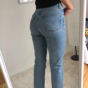 Levis jeans - Superfina Levis jeans i nyskick!! Säljer dom då de är lite korta på mig som är 174 cm. Nypris 1115kr. Storlek W25 L28