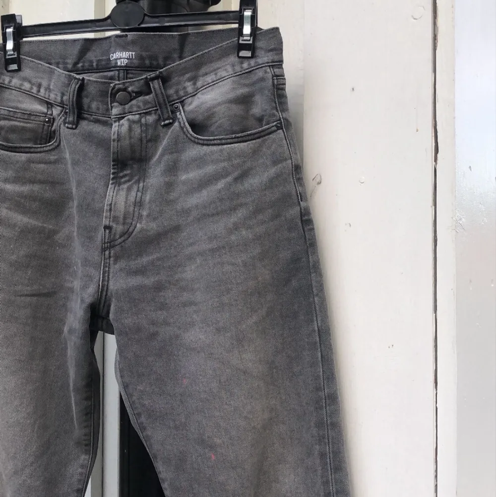 hej,jag säljer mina nu för små carhartt jeans. storleken är 30x32. har inte använt de sedan ungefär ett år tillbacka. köpte dom på highlights vid medis för 1,2k. vid frågor eller funderingar skicka gärna ett medelande :) kolla in min profil för har liknande kläder där, kan komma på något rabatt-packet för alla kläder också!. Jeans & Byxor.