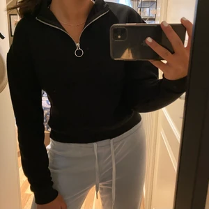 Tröja med halv zip - En super fin tröja ifrån pull&bear, som tyvärr är för liten för mig. Som ny
