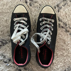 As snygga converse - Ett par as snygga converse med text och hjärtan. Själva skorna är i läder vilket är as nice! 