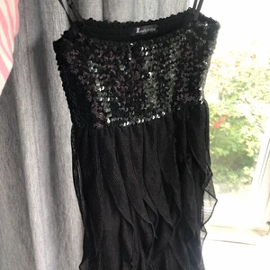 Klänning!! - Sjukt snygg klänning med paljetter!! Märket Lulu Fashion. Perfekt till tex nyår eller andra fest tillfällen. Har funderat på att sy upp den så kort som på sista bilden men aldrig blivit av. Skulle säga stl s eller xs men den är rätt stretchig! 