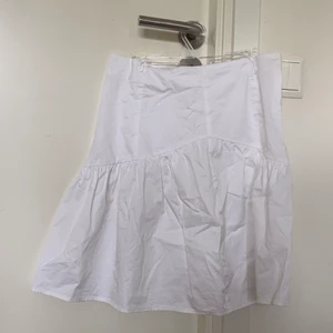 Nakd kjol - En kjol jag köpt på stadsmissionen som kommer ifrån NAKD! Bra kvalite, jag har aldrig använt den! :( med dragkedja!