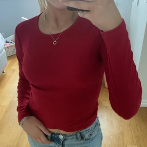 Jättefin tröja från hollister - Säljer min jättefina röda tröja från hollister som endast är använd 1 gång💕
