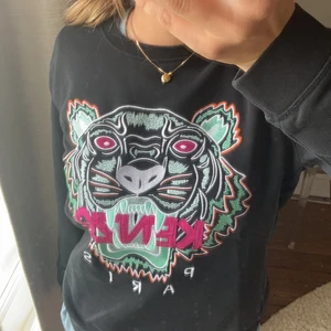 Kenzo tröja  - Jättefin kenzo tröja. Använd fåtal gånger, litet hål på armen men verkligen inget som syns och därav det låga priset, storlek L men väldigt så i storleken så passar alla från xs-m, själv har jag xs/s och den passar mig.Nypris 1895 kr💗