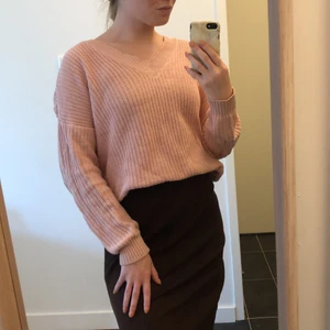 Stickad tröja från Nelly  - Superfin stickad tröja från Nelly sedan ca 2 år tillbaka. Storlek S, true to size! Skulle även passa en M skulle jag gissa, då den är lite oversize 😊 I nyskick, använd endast ett fåtal gånger! Säljes då den inte kommer till användning längre 🥰 