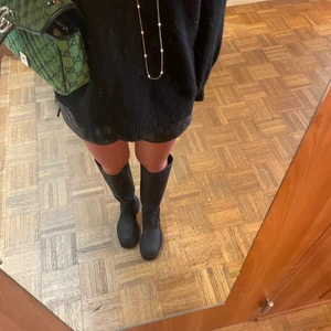 Svarta stövlar - Supercoola, slutsålda, svarta stövlar från Zara. I superbra skick då de enbart är använda vid ett tillfälle. Skorna är i storlek 36 (är normalt en 37:a men den var alldeles för stor) så skulle säga att de är stora i storleken! Originalpris: 599kr