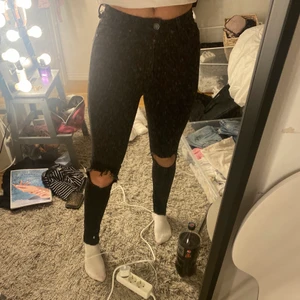 jeans - säljer dessa jeans då de inte kommer till användning längre, ganska slitna och ett litet hål där ett skärp ska sitta men knappt synligt. 