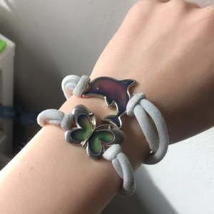 Armband som kan ändra färg efter humör - 2 st i super skick som ändrar färg!