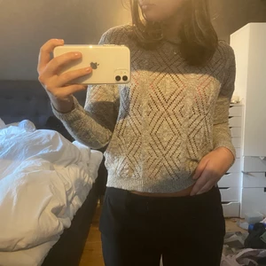 Stickad tröja - Fin stickad tröja i storlek S från märket pins and needles. Ganska tunn men skönt material.