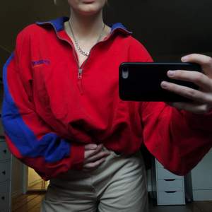Röd oversized zipup sweatshirt med blå sträck på ärmarna
