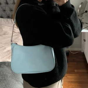 Väska - Nästintill oanvänd väska i en jättefin pastellblå färg. Det längre bandet medföljer!!  Frakt: 66 kr (spårbar) om inget annat önskas